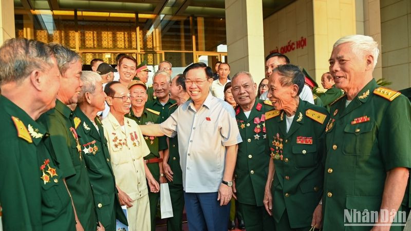 Chủ tịch Quốc hội Vương Đình Huệ với các đại biểu tại buổi gặp mặt.