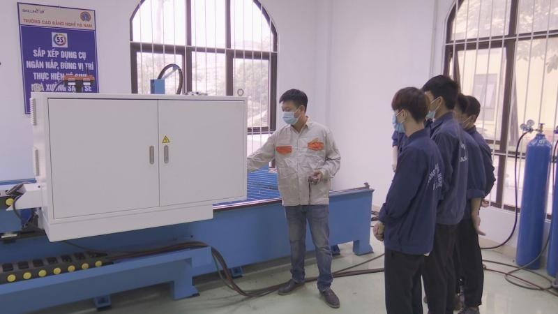 Giờ học thực hành của thầy và trò trường Cao đẳng nghề Hà Nam.