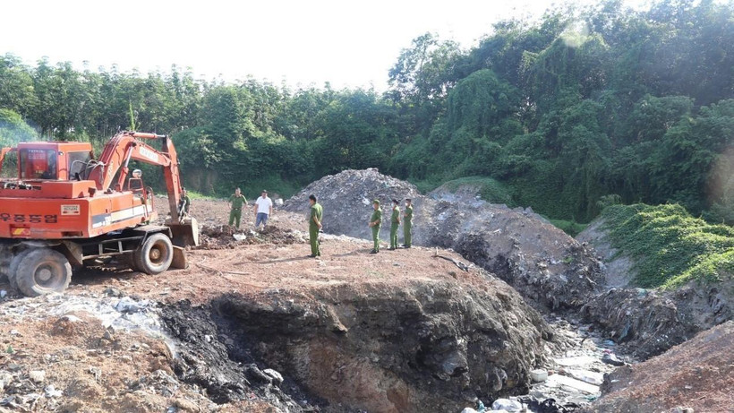 Lực lượng chức năng bắt quả tang cơ sở sản xuất muối có hành vi chôn lấp, đổ chất thải chưa qua xử lý ra môi trường.