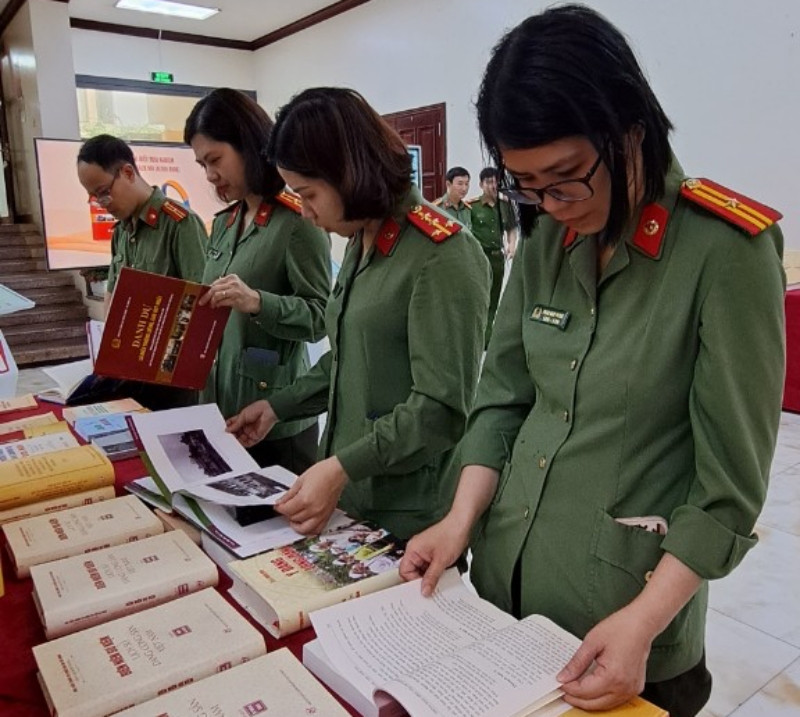 Cán bộ, chiến sĩ công an nhân dân tại gian trưng bày sách nhân buổi lễ ra mắt sách của Tổng Bí thư Nguyễn Phú Trọng.