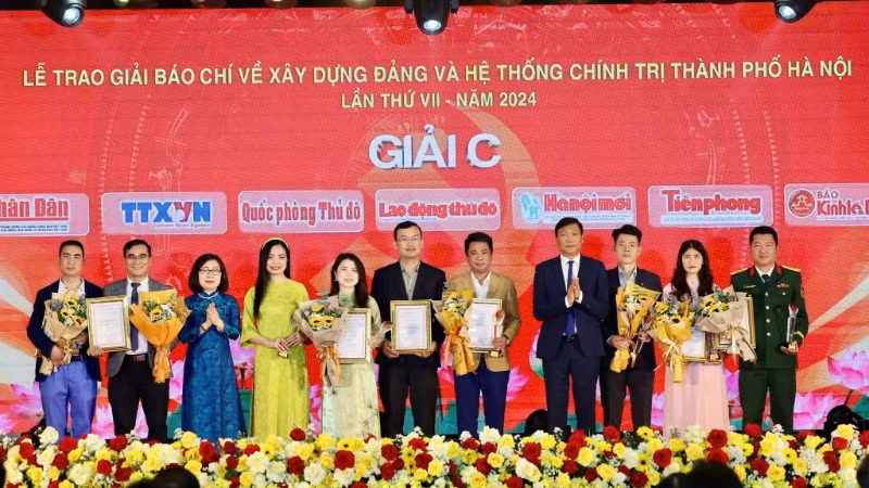 Hà Nội trao giải báo chí về xây dựng Đảng và hệ thống chính trị của thành phố lần thứ VII năm 2024. 