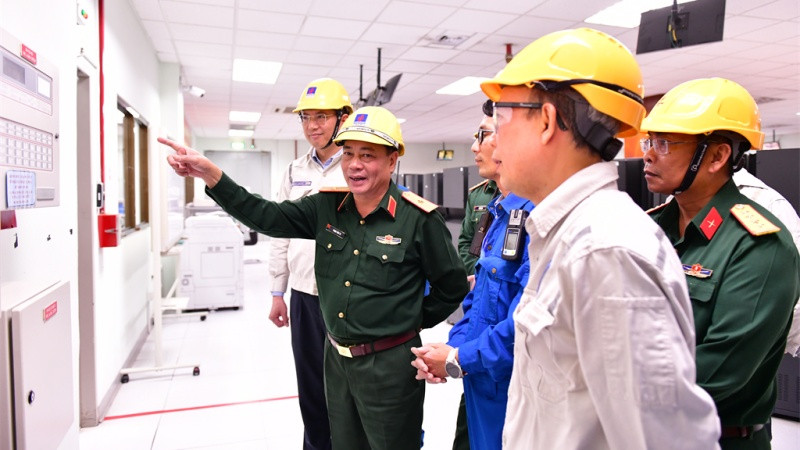 Thiếu tướng Phạm Văn Tỵ, Phó Cục trưởng Cục Cứu hộ Cứu nạn đi kiểm tra thực tế công tác an ninh an toàn tại Phòng Điều khiển Trung tâm (CCC) NMLD Dung Quất.