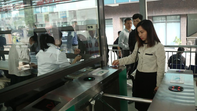 Người dân sử dụng vé điện tử để đi xe buýt.