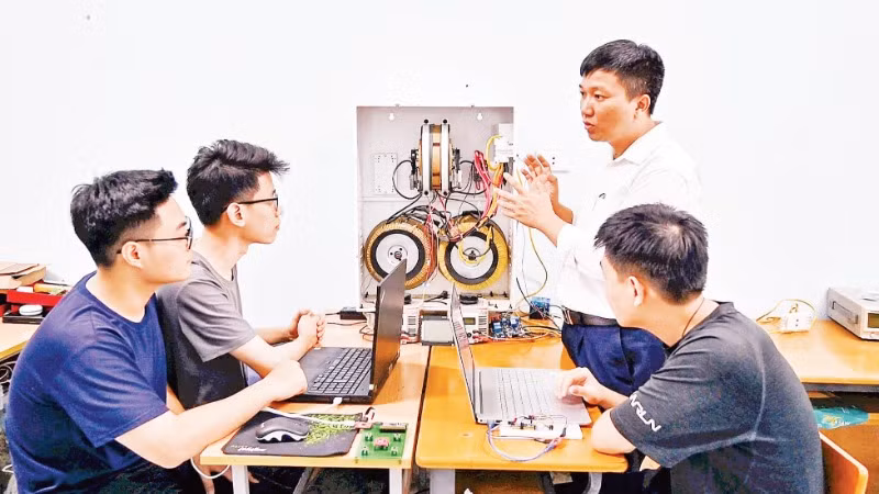 Đào tạo chuyên ngành về thiết kế vi mạch tại Khoa Kỹ thuật điện tử 1, Học viện Công nghệ Bưu chính Viễn thông. (Ảnh: HOÀNG LINH)