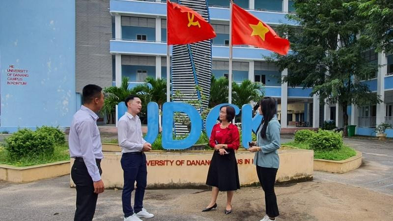 Lưu học sinh Lào mạnh dạn trao đổi với cô Võ Thị Thanh Thảo về những kiến thức trong học tập và đời sống.
