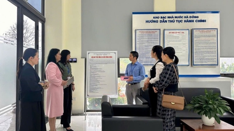 Kiểm tra việc niêm yết và thực hiện các Quy tắc ứng xử tại Kho bạc Nhà nước quận Hà Đông.