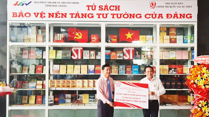 Bàn giao Tủ sách bảo vệ nền tảng tư tưởng của Đảng cho Đài Phát thanh và Truyền hình Hậu Giang.
