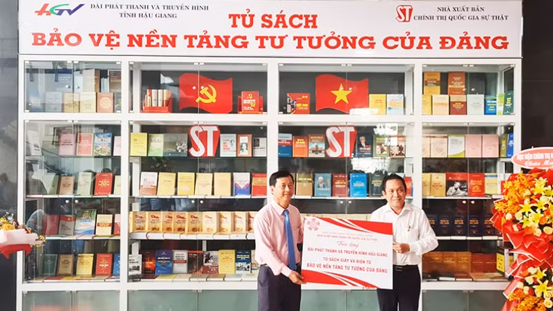 Bàn giao Tủ sách bảo vệ nền tảng tư tưởng của Đảng cho Đài Phát thanh và Truyền hình Hậu Giang.