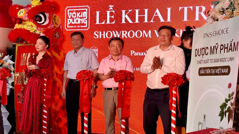 Các đại biểu dự lễ khai trương showroom Võ Kim Đường.