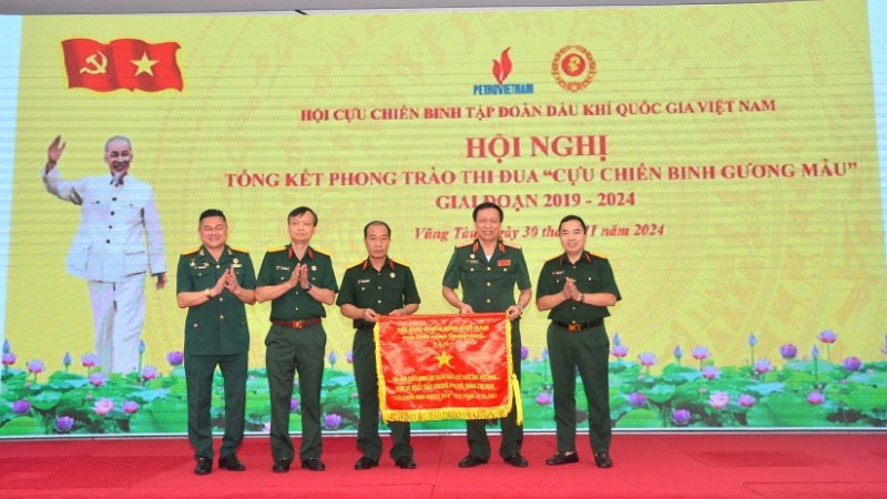 Hội Cựu chiến binh Tập đoàn nhận Cờ thi đua xuất sắc của Hội Cựu chiến binh Việt Nam.