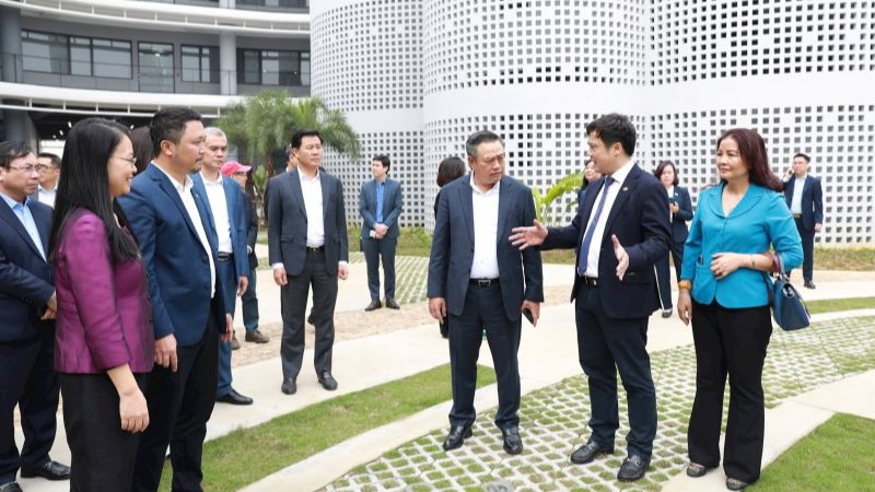 Lãnh đạo thành phố Hà Nội đi thăm, động viên sản xuất kinh doanh tại doanh nghiệp trong những ngày đầu năm mới.