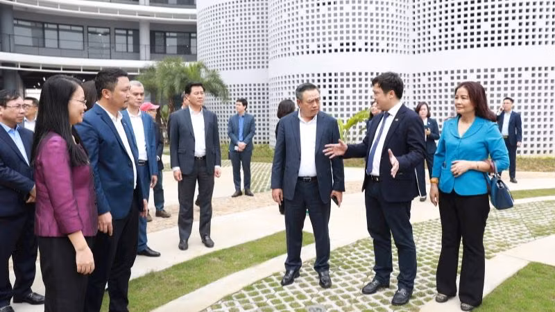 Lãnh đạo thành phố Hà Nội đi thăm, động viên sản xuất kinh doanh tại doanh nghiệp trong những ngày đầu năm mới.