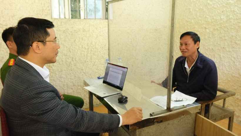 Lãnh đạo Công an tỉnh Hà Tĩnh trực tiếp thẩm vấn đối tượng Lê Danh Tạo.