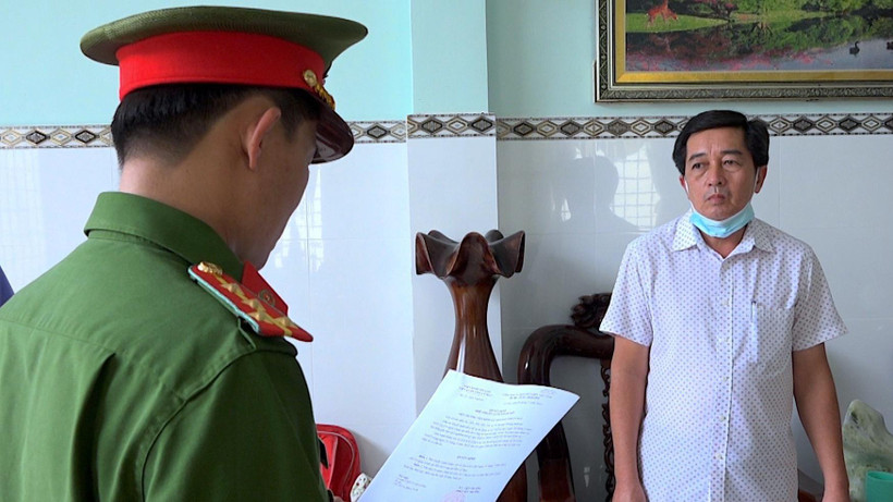 Cơ quan điều tra đọc lệnh bắt tạm giam ông Lê Ngọc Định, Trưởng phòng Kế hoạch-Tài chính thuộc Sở Y tế tỉnh Cà Mau.
