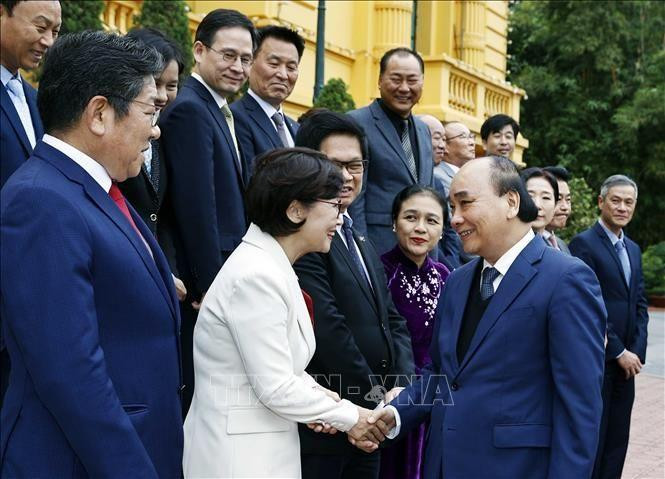Chủ tịch nước Nguyễn Xuân Phúc với các đại biểu. (Ảnh: Thống Nhất/TTXVN)