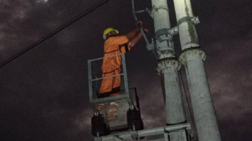 Công nhân Công ty Điện lực Điện Biên dò tìm khắc phục sự cố trên tuyến đường dây 110kV Tuần Giáo.