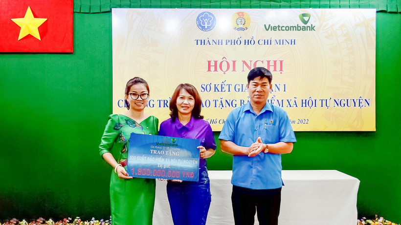 Vietcombank TP Hồ Chí Minh tiếp tục ủng hộ 2,2 tỷ đồng hỗ trợ đoàn viên khó khăn trên địa bàn tham gia bảo hiểm y tế