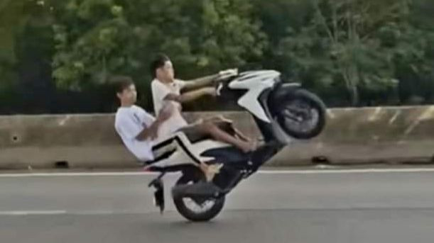 Dương Hứa Hoàng Vân và Nguyễn Văn Gia Kiệt điều khiển xe chạy bằng một bánh.