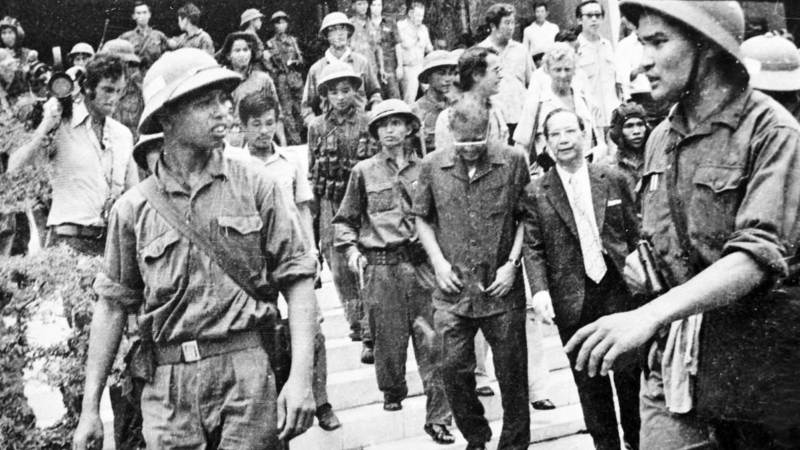 Trung đoàn phó Trung đoàn 66, Sư đoàn 304, Quân đoàn 2 Phạm Xuân Thệ (bên phải) tham gia đưa Tổng thống Dương Văn Minh và Nội các ra Đài phát thanh Sài Gòn đọc tuyên bố đầu hàng. (Ảnh: NGỌC ĐẢN)