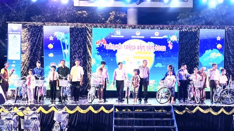 Các cơ quan, đơn vị, doanh nghiệp tỉnh Đắk Lắk tặng xe đạp cho các em có hoàn cảnh khó khăn tại Đêm hội Trăng Rằm năm 2022.