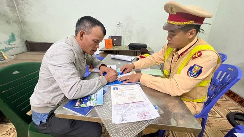 Cán bộ phòng Cảnh sát giao thông, Công an tỉnh Tuyên Quang lập biên bản vi phạm đối với ông Vũ Thế Phương.