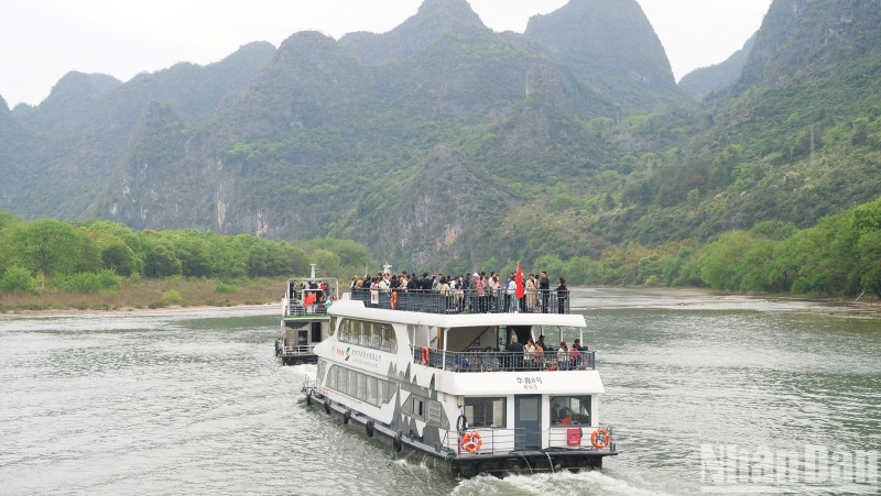 Du khách ngồi du thuyền ngắm cảnh trên dòng Ly Giang với hành trình khoảng 60km trong 3 giờ.