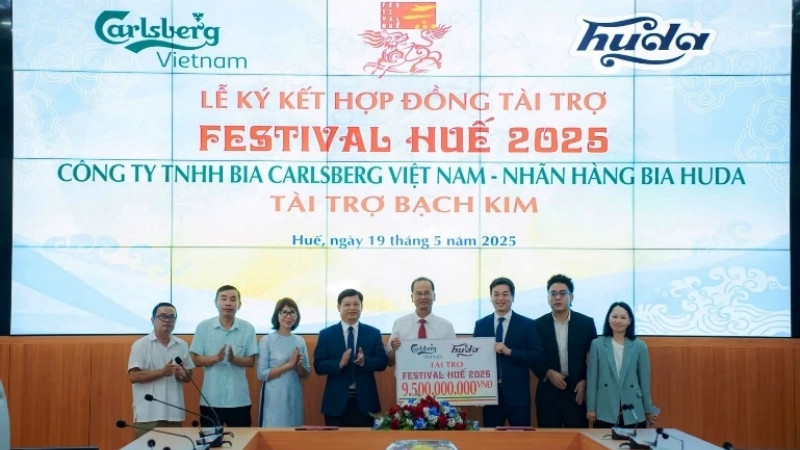 Carlsberg Việt Nam trao biển tài trợ tượng trưng cho tại buổi lễ.