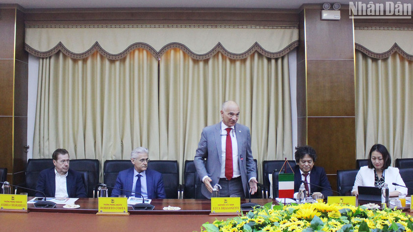 Lãnh đạo Công ty năng lượng Eni Việt Nam thuộc Tập đoàn năng lượng Eni của Italia đến tìm hiểu cơ hội đầu tư vào lĩnh vực năng lượng tại Quảng Trị. (Ảnh: Quang Huy)