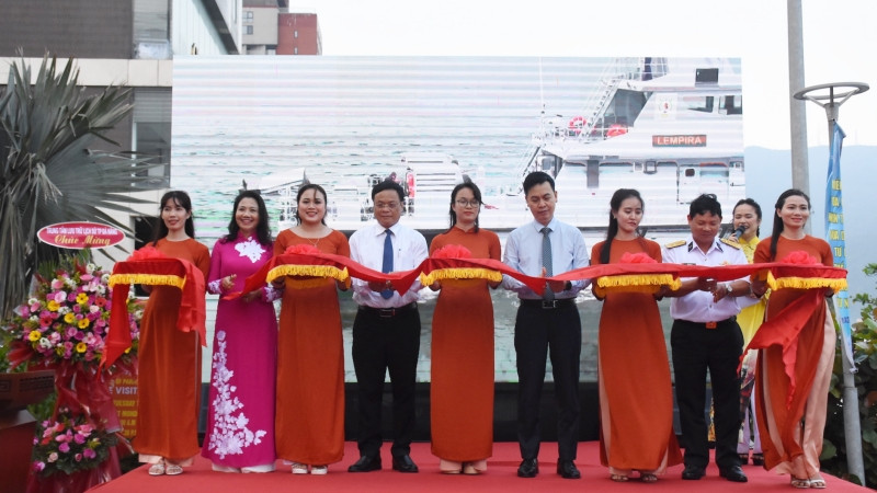 Các đại biểu cắt băng khai mạc triển lãm chiều 24/3, tại Nhà trưng bày Hoàng Sa, Đà Nẵng.