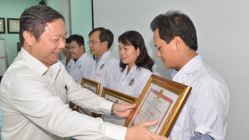 Ông Dương Anh Đức, Phó Chủ tịch UBND Thành phố Hồ Chí Minh đã trao Bằng khen đột xuất của UBND Thành phố cho 3 tập thể và 5 cá nhân Bệnh viện Chấn thương chỉnh hình.