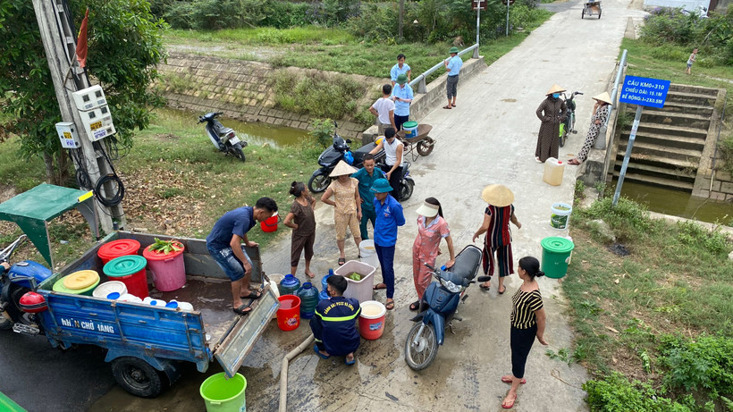Chi nhánh cấp nước Hồng Lĩnh chở nước bằng xe bồn cung cấp cho người dân ở khu vực cuối mạng lưới đường dẫn nước.