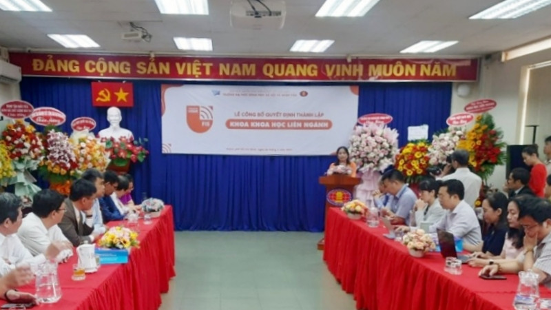Quang cảnh lễ công bố.