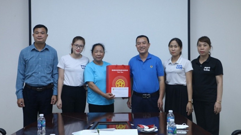 Công đoàn tặng quà công nhân lao động.