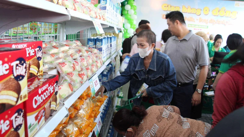 Người dân khu vực quận 7 náo nức chọn lựa hàng hóa chủ yếu là nhu yếu phẩm tại “Gian hàng 0 đồng”.