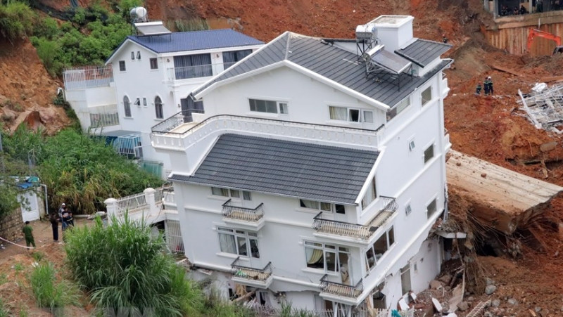 Rạng sáng 29/6, tại hẻm 36, đường Hoàng Hoa Thám (phường 10, thành phố Đà Lạt, Lâm Đồng) đã xảy ra 1 vụ sạt lở kinh hoàng. Mưa lớn làm vỡ bờ kè bêtông từ trên cao, làm đất đá tràn xuống 4 ngôi nhà phía dưới trong khu vực, trong đó có 2 ngôi nhà bị phá hủy hoàn toàn. (Ảnh: Chu Quốc Hùng/TTXVN)