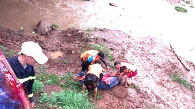 Các ngành chức năng tìm thấy thi thể bà M. ở khu vực hồ thủy lợi Ea Tam đang thi công. (Ảnh: N.H)