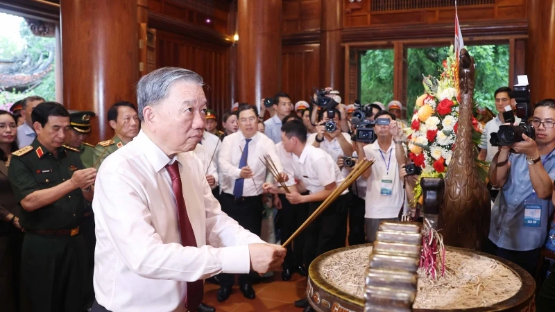 Tổng Bí thư Tô Lâm dâng hương tại Khu di tích quốc gia đặc biệt Kim Liên. (Ảnh: Thống Nhất/TTXVN)