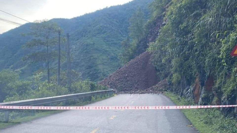 Hiện trường vụ sạt lở ta-luy dương trên đèo Khau Phạ.