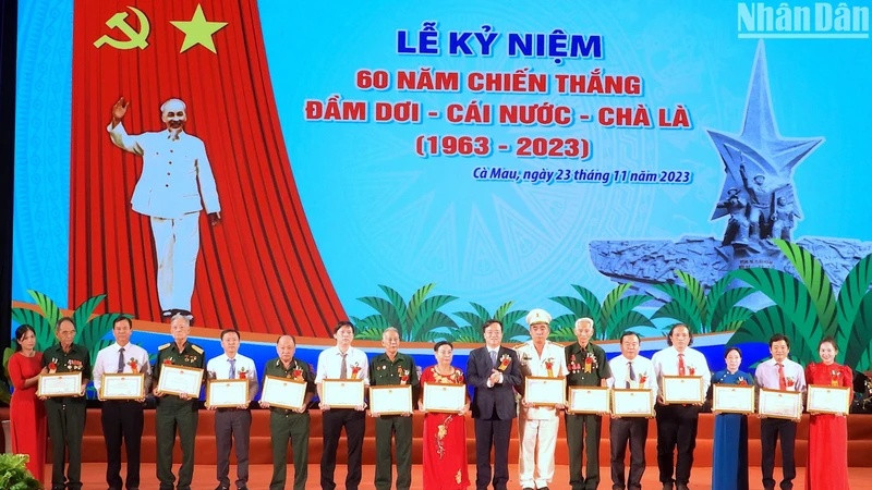 Chủ tịch Ủy ban nhân dân tỉnh Cà Mau tặng Bằng khen cho 2 tập thể và 13 cá nhân có đóng góp tích cực tư liệu, hiện vật… về Chiến thắng Đầm Dơi-Cái Nước-Chà Là.