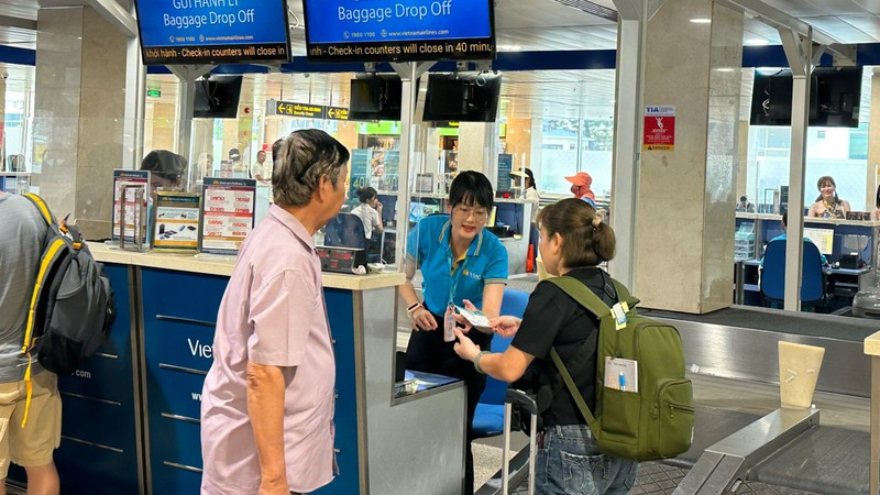 Hành khách đi lại tại sân bay Tân Sơn Nhất.