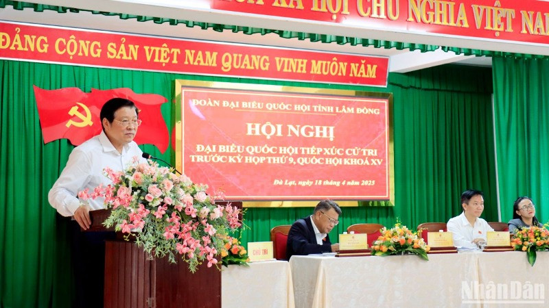 Đồng chí Phan Đình Trạc phát biểu ý kiến tại buổi tiếp xúc cử tri Phường 4, thành phố Đà Lạt.