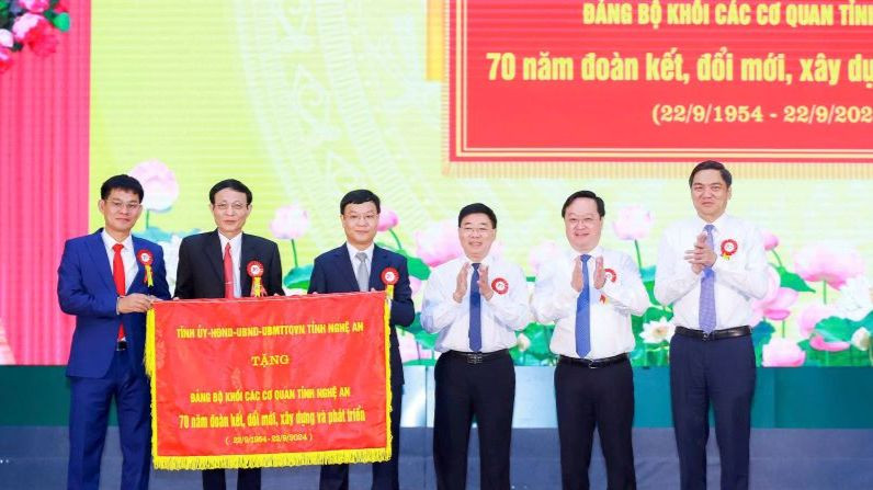 Lãnh đạo tỉnh Nghệ An trao tặng Đảng bộ Khối Các cơ quan tỉnh với dòng chữ: “70 năm đoàn kết, đổi mới, xây dựng và phát triển".