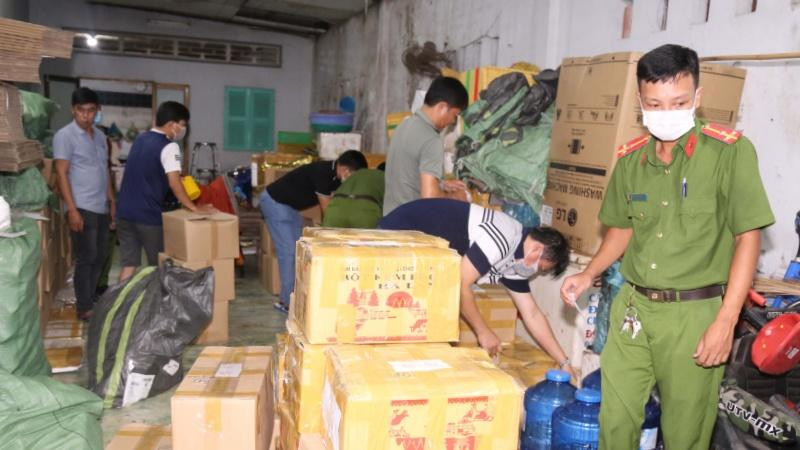 Lực lượng Công an kiểm tra, niêm phong tang vật.