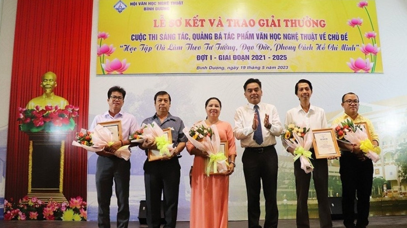 Phó Chủ tịch Ủy ban nhân dân tỉnh Bình Dương Nguyễn Lộc Hà (thứ 3 từ phải sang) trao tặng hoa và Chứng nhận giải thưởng cho các tác giả.