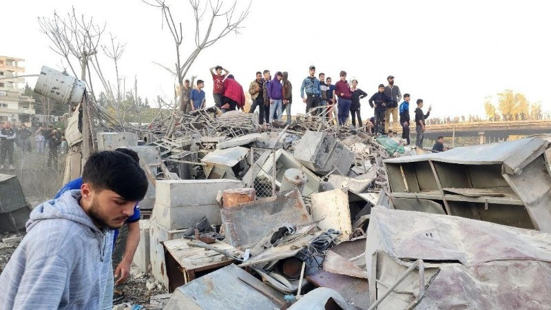 Hiện trường vụ nổ tại khu vực al-Raml al-Janoubi, Latakia (Syria), ngày 15/3/2025. (Ảnh: THX/TTXVN)
