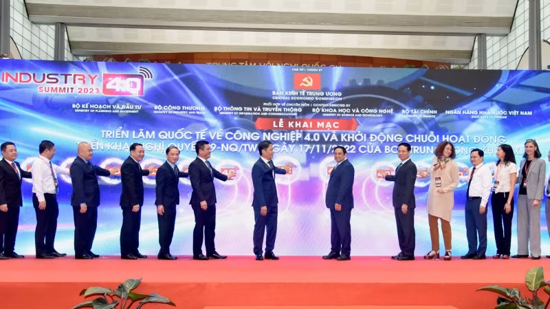 Thủ tướng và các đại biểu nhấn nút khai mạc Triển lãm Quốc tế về Công nghiệp 4.0 năm 2023.