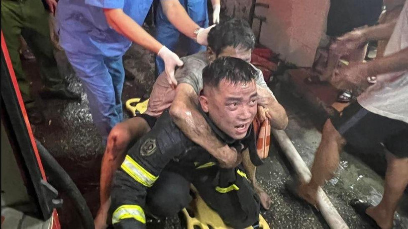 Cảnh sát phòng cháy chữa cháy và cứu nạn cứu hộ đưa người dân thoát khỏi đám cháy.