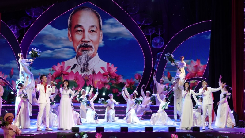 Tứ ca trình bày ca khúc Hồ Chí Minh đẹp nhất tên Người (sáng tác: Trần Kiết Tường).