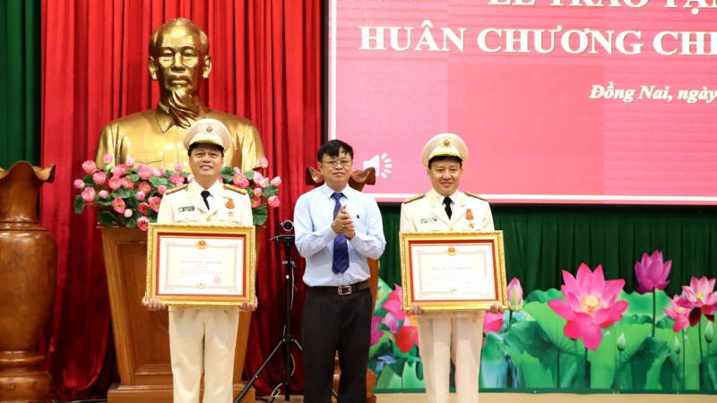 Đồng chí Cao Tiến Dũng trao Huân chương Chiến công hạng Nhất cho hai cá nhân.