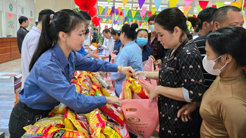 Bệnh nhân nghèo nhận quà tại Chương trình "Phiên chợ Tết 0 đồng".